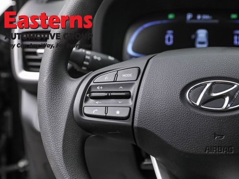 Used 2025 Hyundai Venue SE image 15