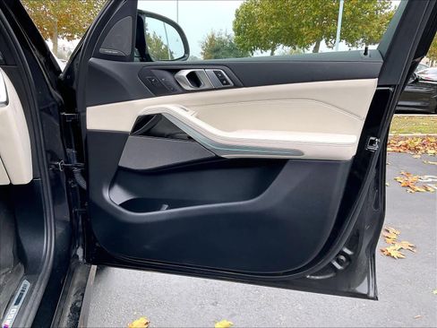 Used 2025 BMW X7 M60i image 24