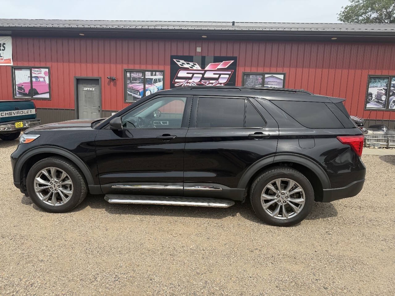 Used 2021 Ford Explorer XLT w/ Equipment Group 202A AWD/4WD image 5