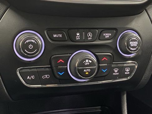 Used 2019 Jeep Cherokee Latitude Plus w/ Comfort/Convenience Group image 27