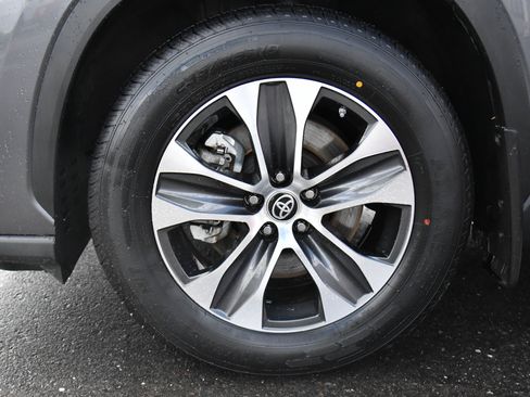 Used 2023 Toyota Highlander XLE AWD/4WD image 12