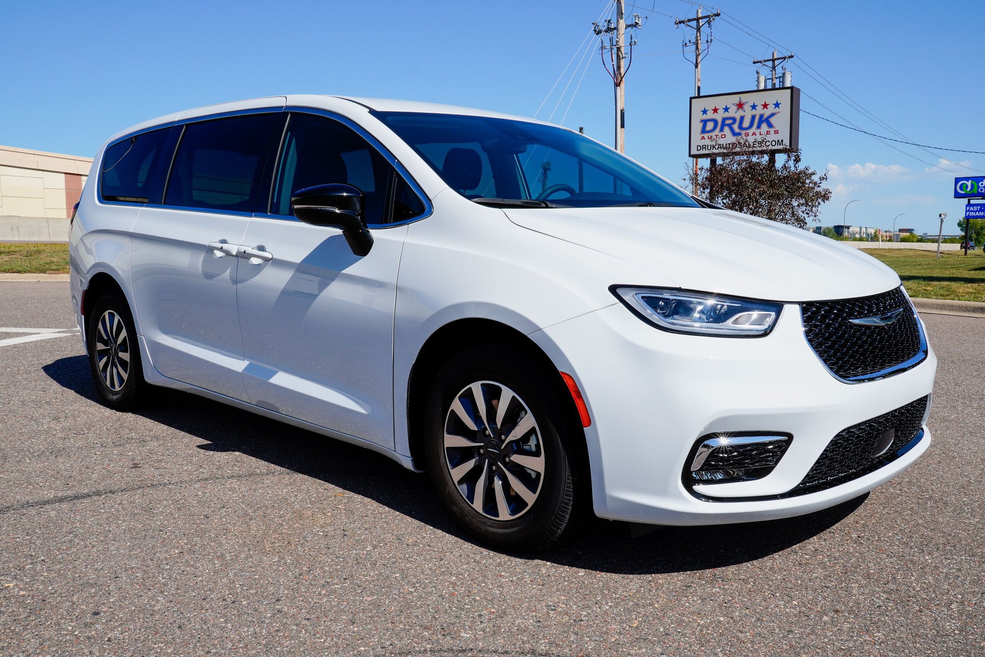 Used 2024 Chrysler Pacifica Limited FWD image 2