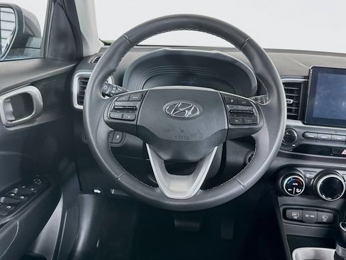 Used 2025 Hyundai Venue SEL image 18