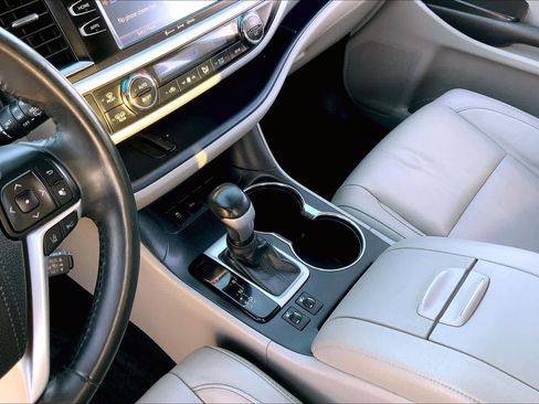 Used 2018 Toyota Highlander XLE image 15