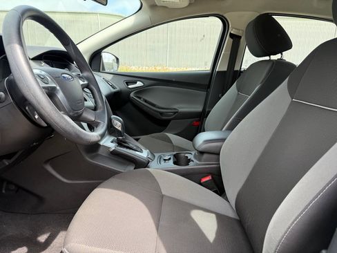 Used 2014 Ford Focus SE w/ SE Winter Package FWD image 8