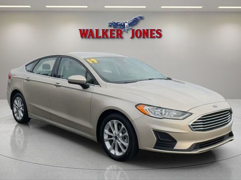 Used 2019 Ford Fusion SE image 1