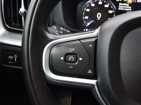 Used 2019 Volvo XC60 T5 Momentum w/ Multimedia Package image 29