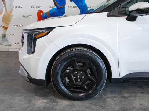 Used 2025 Kia Carnival image 16