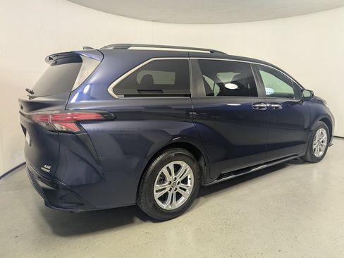 Used 2022 Toyota Sienna XSE AWD/4WD image 6