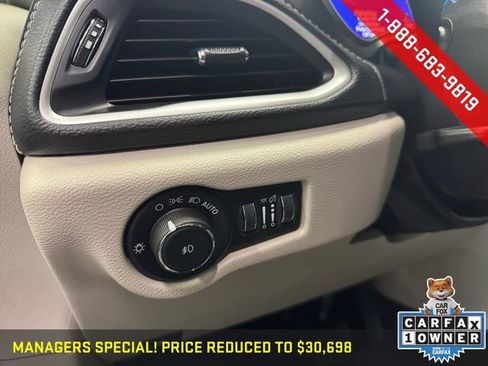 Used 2024 Chrysler Pacifica Select image 4