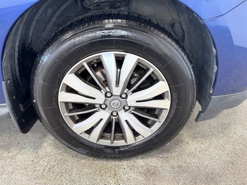Used 2017 Nissan Pathfinder Platinum w/ Family Entertainment Package FWD image 26