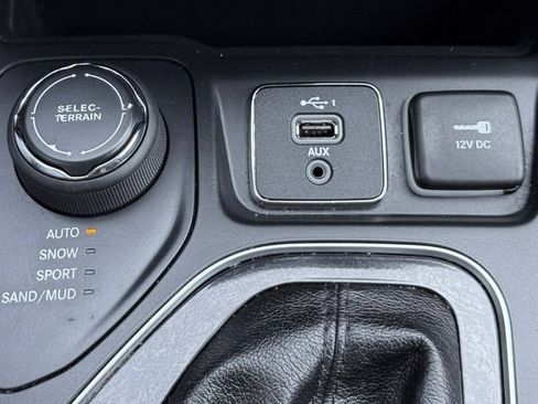 Used 2019 Jeep Cherokee Latitude Plus AWD/4WD image 25