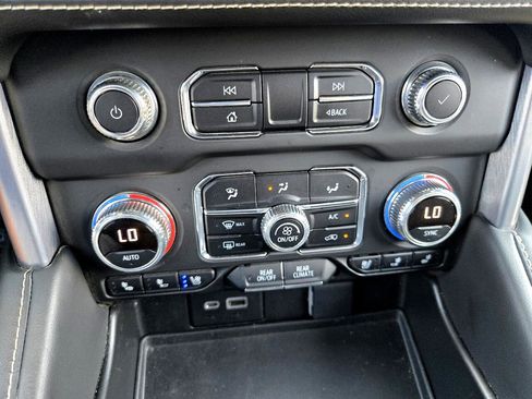 Used 2023 GMC Yukon XL SLT image 22