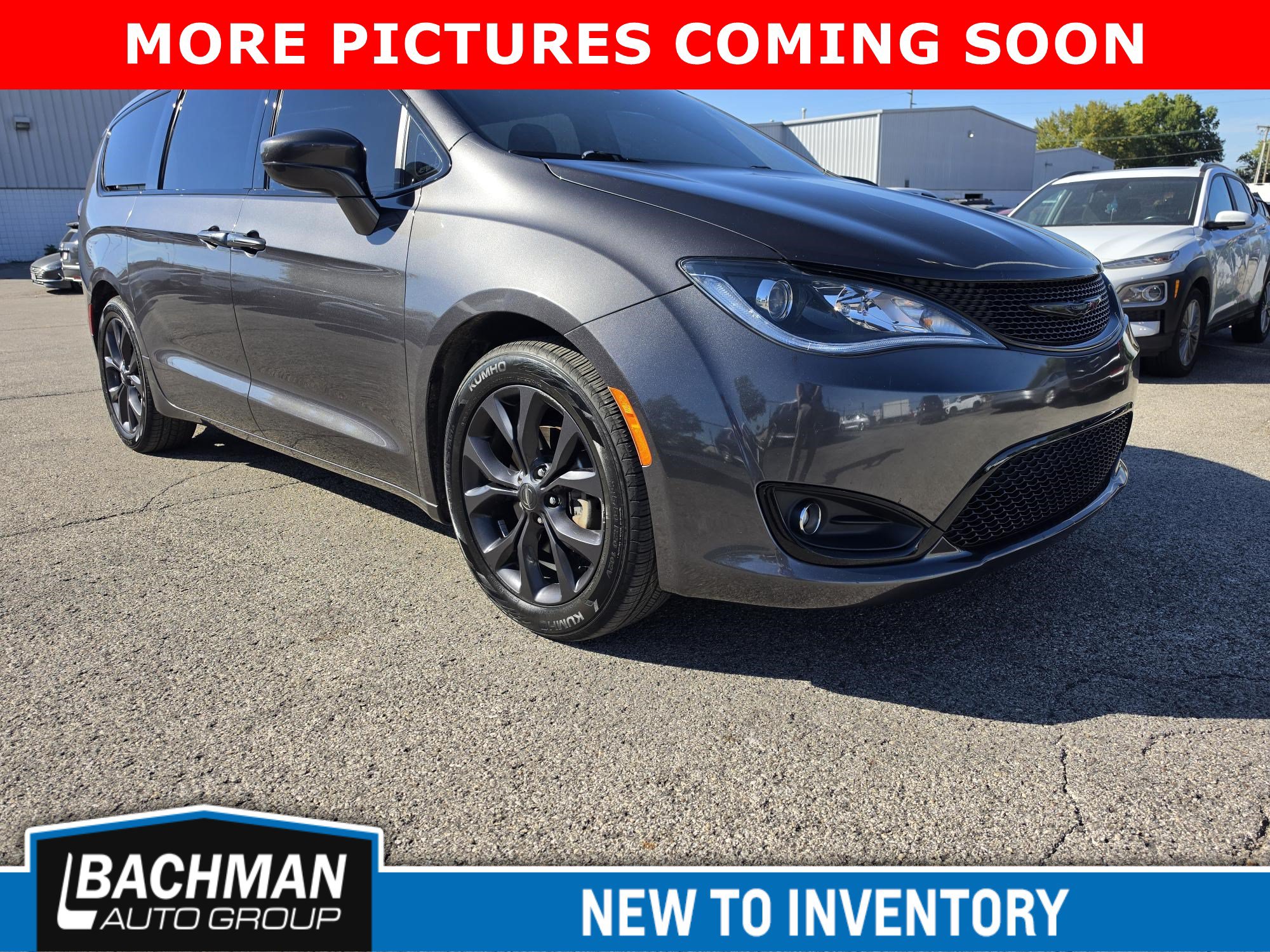 Used 2018 Chrysler Pacifica Touring Plus w/ S Appearance Package FWD image 2