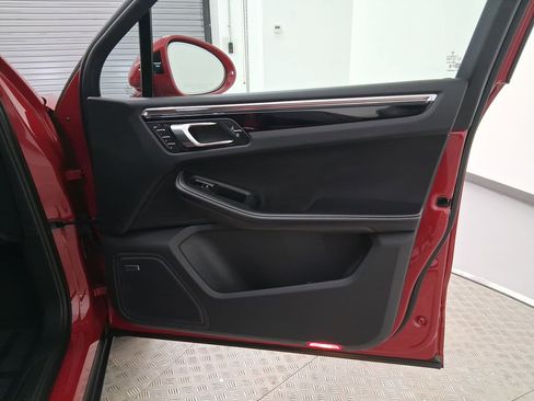 New 2026 Porsche Macan image 33
