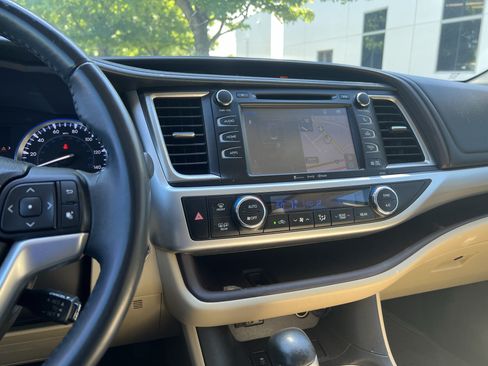 Used 2016 Toyota Highlander XLE FWD image 18