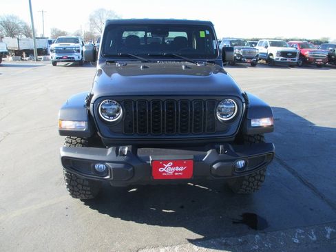 Used 2025 Jeep Gladiator Sport image 12