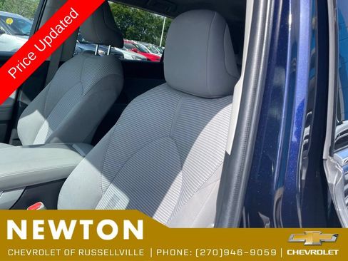 Used 2022 Toyota Highlander LE AWD/4WD image 5