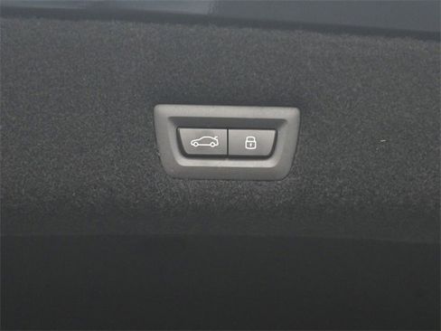 New 2026 BMW 750e xDrive w/ Premium Package image 16