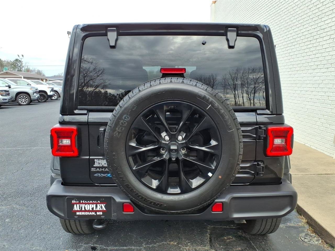Used 2025 Jeep Wrangler Unlimited Sahara AWD/4WD image 4