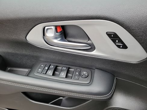 Used 2025 Chrysler Pacifica Limited image 21