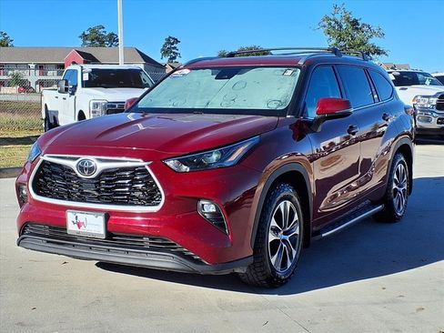 Used 2022 Toyota Highlander XLE image 3