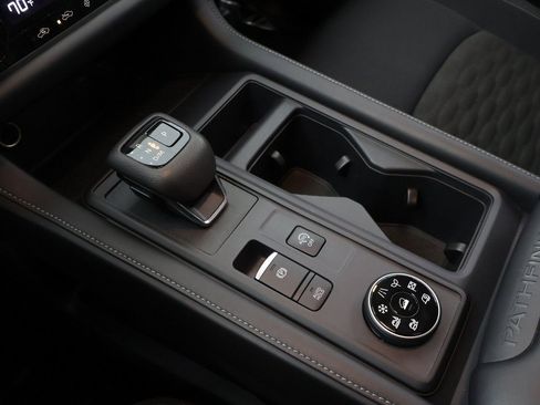 Used 2024 Nissan Pathfinder S image 44