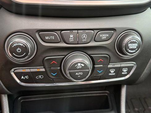 Used 2021 Jeep Cherokee Limited AWD/4WD image 35