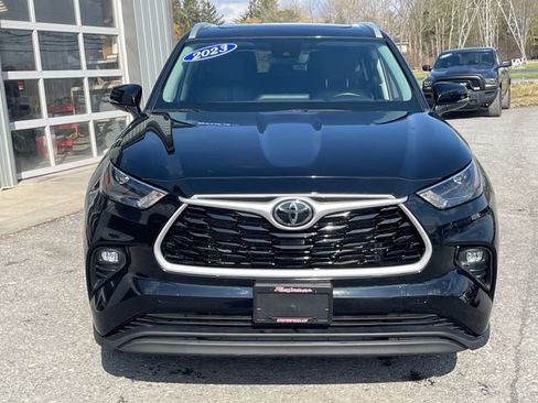 Used 2023 Toyota Highlander XLE AWD/4WD image 2