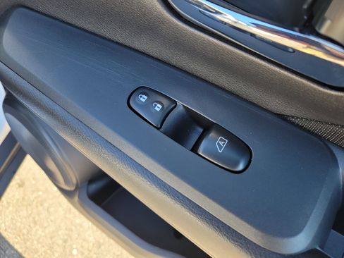 Used 2023 Nissan Kicks SV image 11