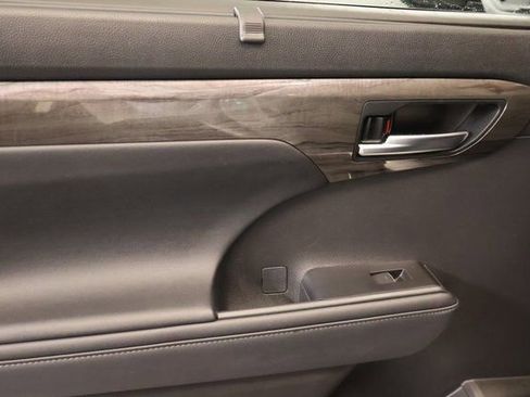 Used 2024 Toyota Highlander Limited image 30