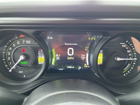 Used 2025 Jeep Wrangler Sahara image 23