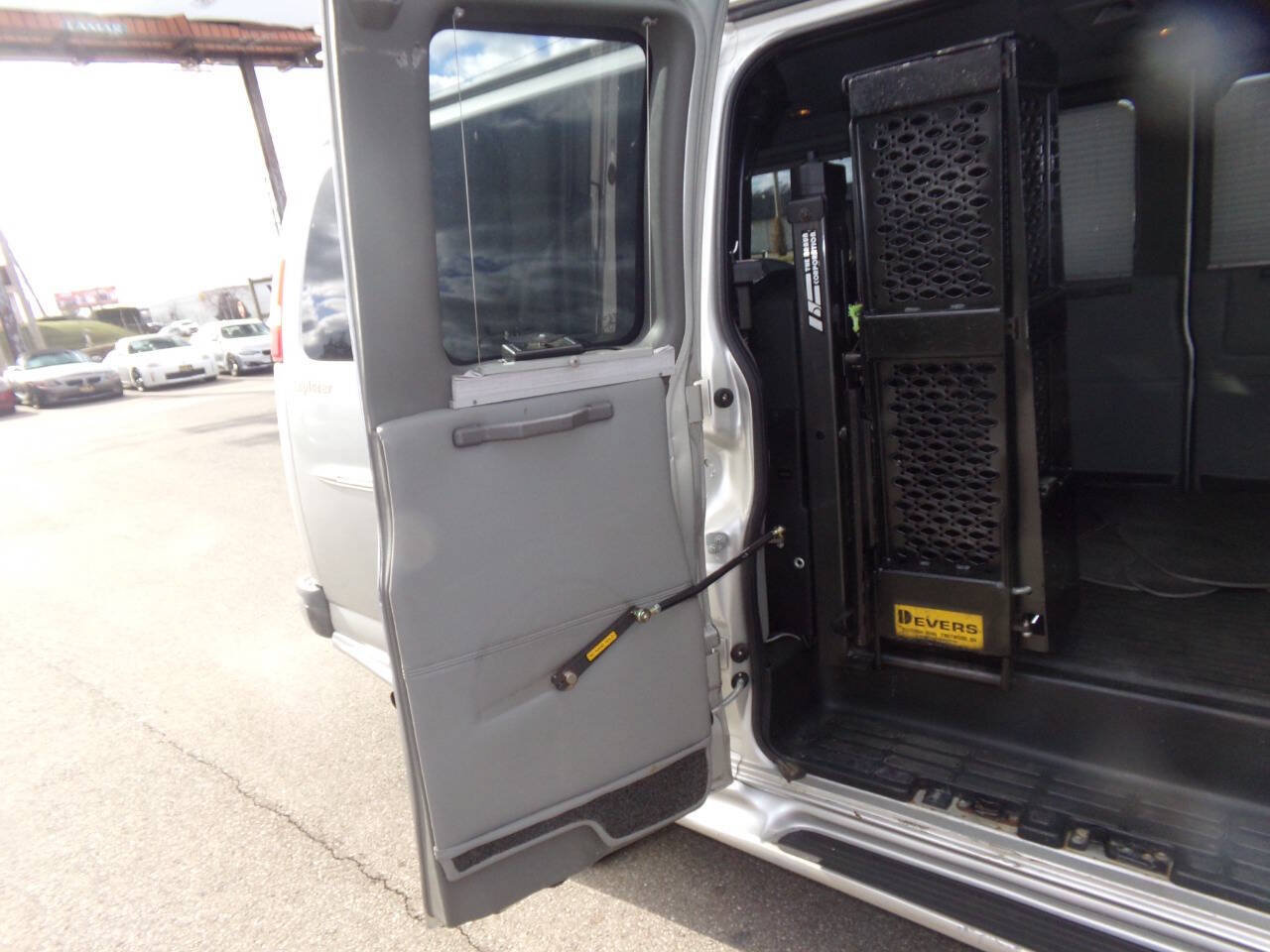 Used 2010 GMC Savana 1500 w/ Preferred Equipment Group RWD image 31