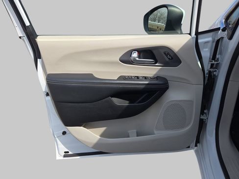 Used 2023 Chrysler Pacifica Touring-L image 29