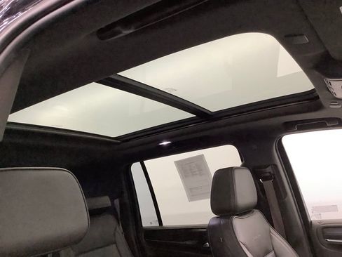 Used 2022 GMC Yukon XL Denali w/ Denali Premium Package image 21