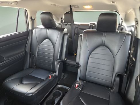 Used 2023 Toyota Highlander XLE AWD/4WD image 13