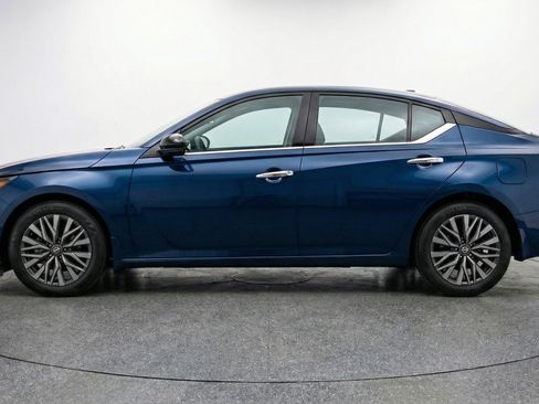 Used 2025 Nissan Altima 2.5 SV image 5