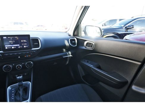 Certified 2025 Hyundai Venue SE image 11
