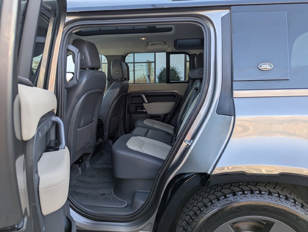 Used 2023 Land Rover Defender 110 X-Dynamic SE AWD/4WD image 40