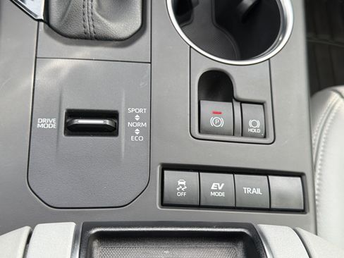 Used 2021 Toyota Highlander LE AWD/4WD image 11