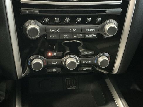 Used 2018 Nissan Pathfinder SV image 9