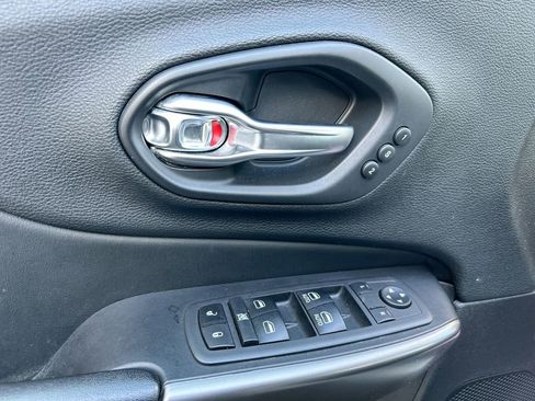 Used 2020 Jeep Cherokee Limited image 25