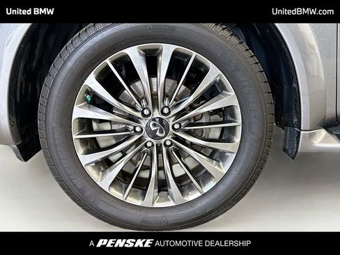 Used 2018 INFINITI QX80 4WD w/ Deluxe Technology Package image 2