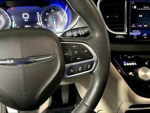 Used 2022 Chrysler Pacifica Touring-L image 18