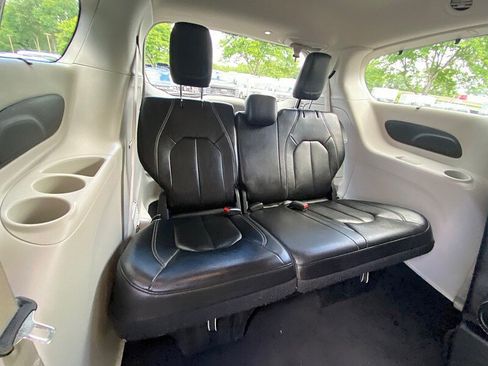 Used 2022 Chrysler Pacifica Touring-L FWD image 41