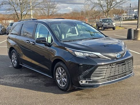 Certified 2024 Toyota Sienna XLE image 13
