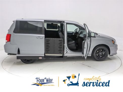 Used 2019 Dodge Grand Caravan GT image 4