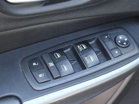 Used 2019 Jeep Cherokee Limited image 25