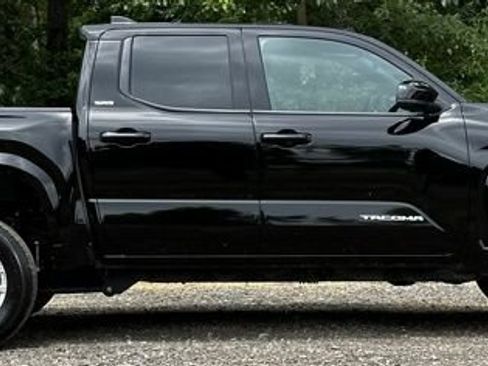 Used 2025 Toyota Tacoma SR5 AWD/4WD image 10