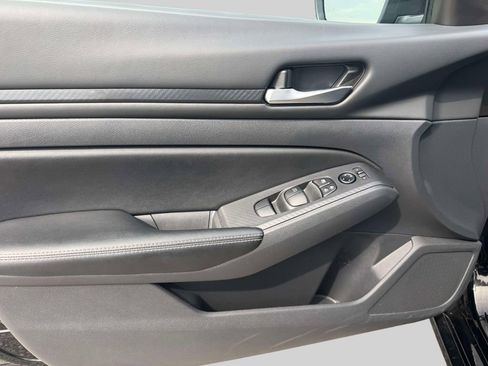 Used 2025 Nissan Altima 2.5 SV FWD image 15